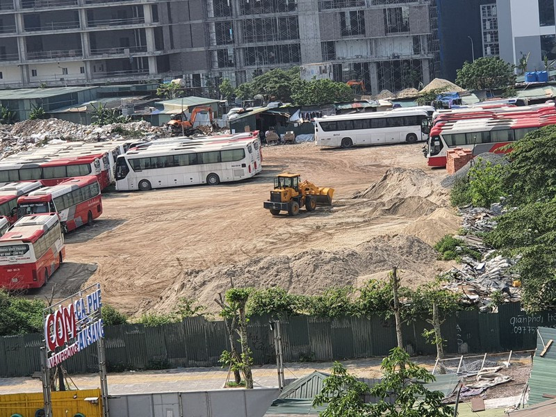 Việc bãi xe và nhiều nhà xưởng, showroom ngang nhiên hoạt động chính quyền phường Yên Hòa có biết hay không hay có sự "lờ" đi cho sai phạm? Kiến Thức sẽ tiếp tục thông tin.