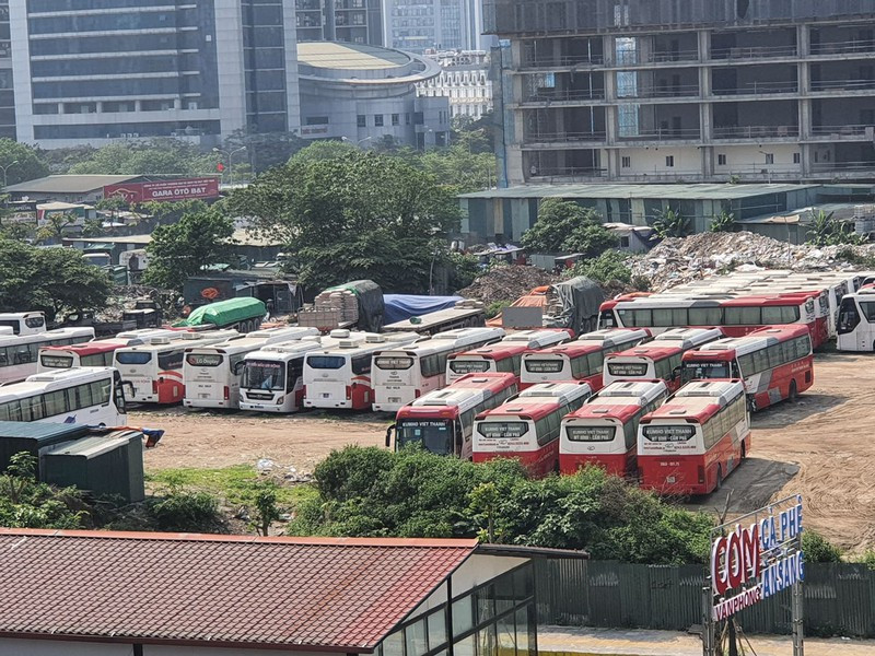 Đã 2 tháng kể từ ngày Báo Kiến Thức nhận được công văn, bãi xe và nhiều công trình không phép hoạt động trên đất dự án vẫn ngang nhiên hoạt động.