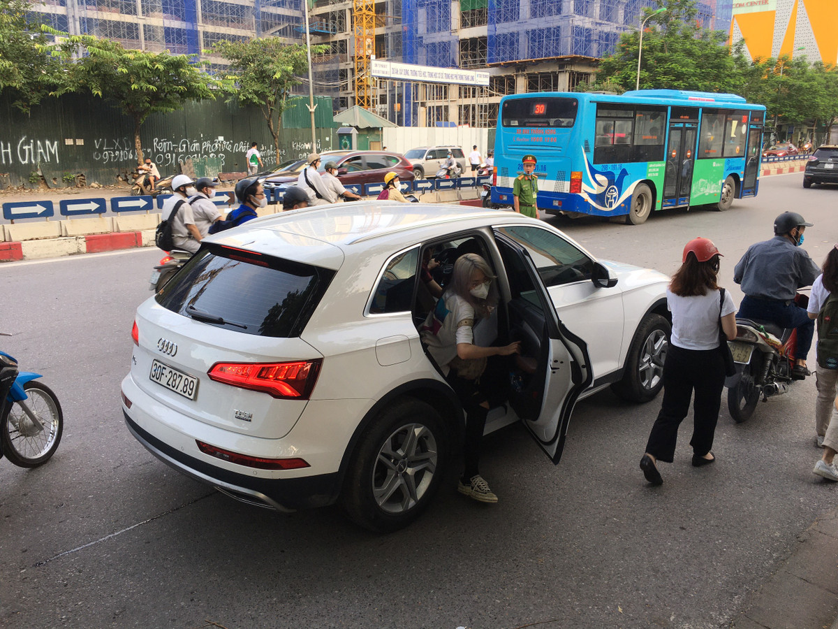 Những chiếc xế bạc tỷ đậu cách xa cổng trường, thí sinh xuống nhanh chóng vào trường làm thủ tục trước khi bước vào phòng thi.