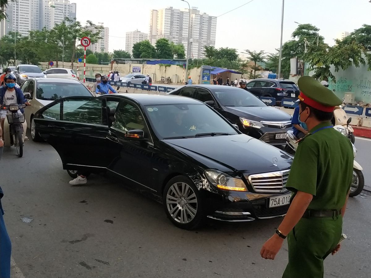 Nhiều phụ huynh lo lắng cho con bước vào kỳ thi quan trọng