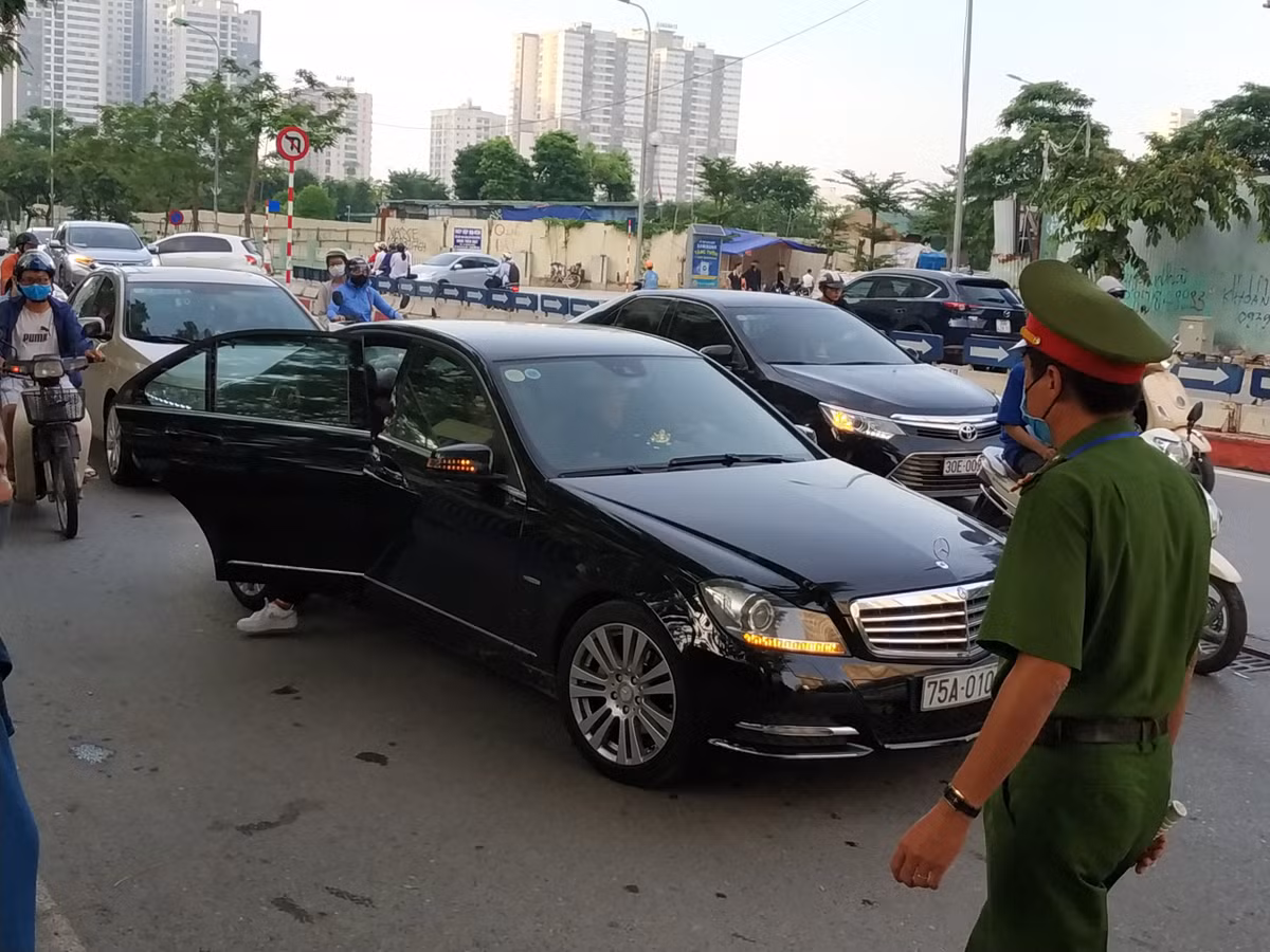 Nhiều phụ huynh lo lắng cho con bước vào kỳ thi quan trọng