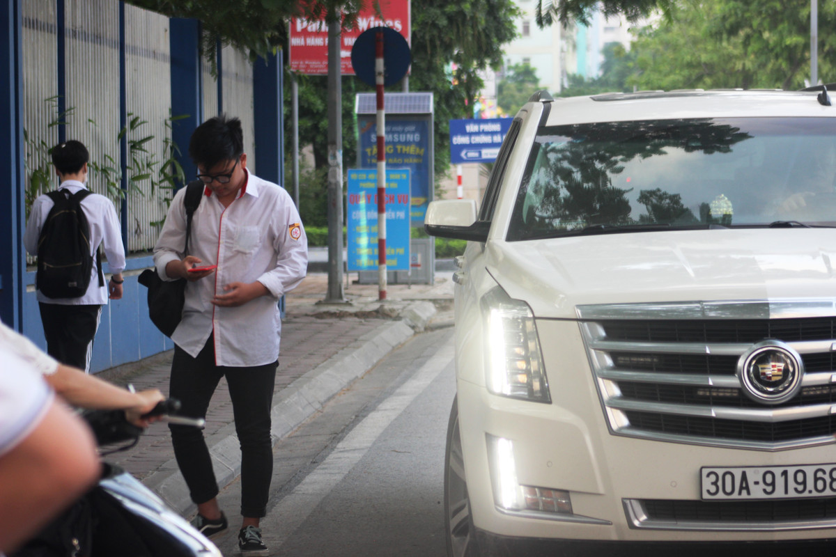 Nhiều phụ huynh đưa con đến địa điểm thi.