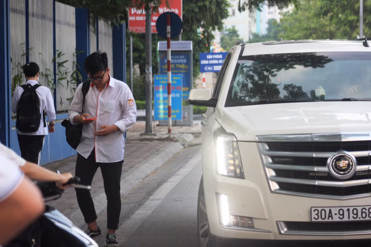 Nhiều phụ huynh đưa con đến địa điểm thi.