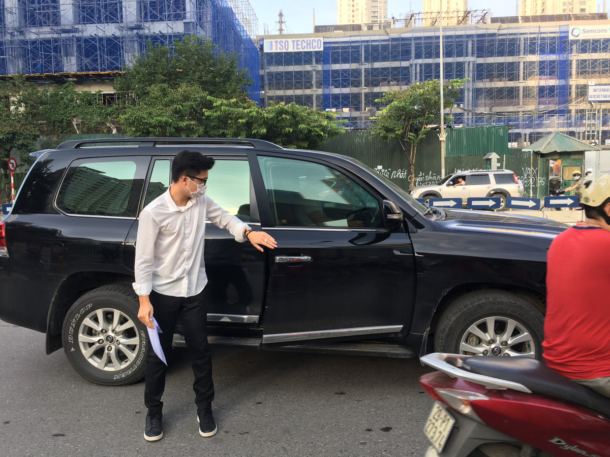 Thí sinh được phụ huynh đưa đến bằng xế sang