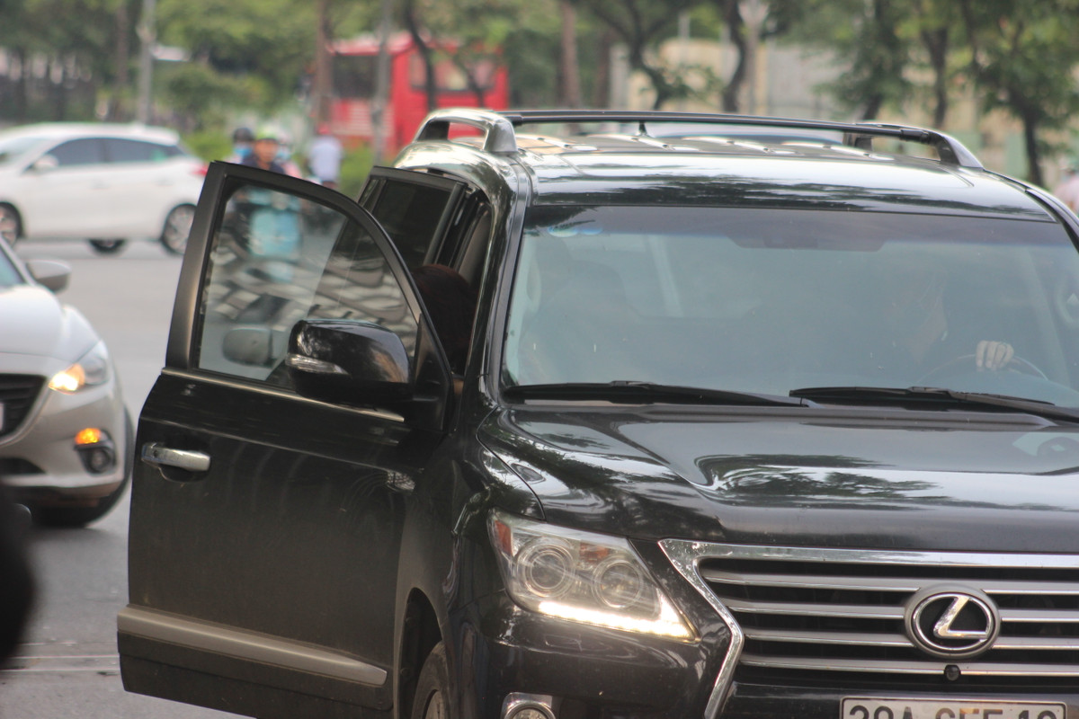 Phụ huynh đưa con đến địa điểm thi rồi nhanh chóng rời đi tránh cảnh tắc đường