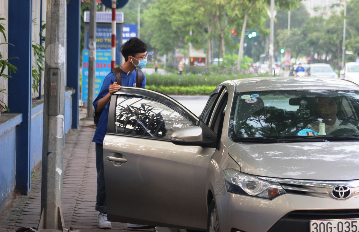 Thí sinh vội vàng chào người thân rồi vội vàng đi vào phòng thi