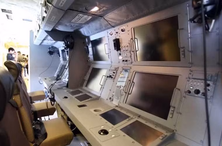 Hệ thống màn hình máy tính hiển thị các dữ liệu từ radar, cảm biến trên P-1.