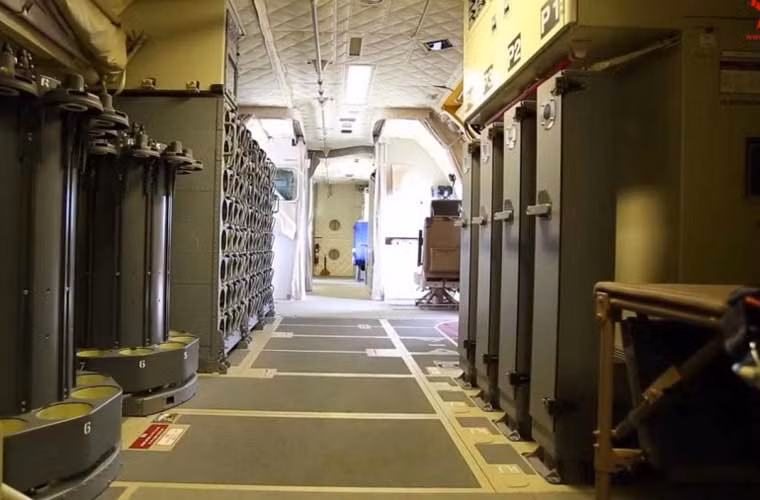 Hành lang thông thoáng bên trong máy bay Kawasaki P-1.