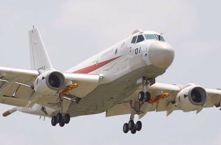 Máy bay săn ngầm Kawasaki P-1 có khả năng mang tới 9 tấn vũ khí ở giá bên trong thân và bên ngoài. Trong ảnh, P-1 bay thử nghiệm với hai đạn tên lửa diệt hạm ASM-1C đạt tầm bắn 180km.