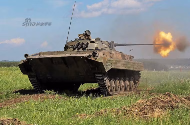 Pháo 2A42 30mm của xe BMP-2 nã đạn vào mục tiêu giả định.