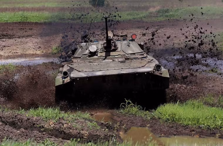 Dù cuộc thi tank biathlon 2015 tổ chức trên các cỗ xe tăng chiến đấu chủ lực, nhưng các kíp lái Nga thường xuyên sử dụng xe chiến đấu bộ binh BMP-2 trong quá trình huấn luyện chuẩn bị.