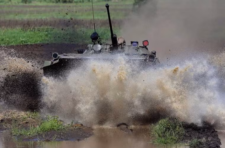 BMP-2 vượt hào nước.