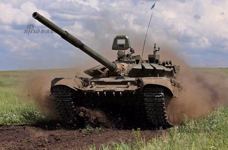 Xe tăng T-72B3 hành tiến.