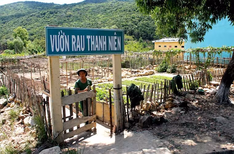 Thượng uý Huỳnh Trường Giang, Đại đội trưởng HH90 cho biết: “Đơn vị chúng tôi đóng quân ở độ cao khoảng 300 mét so với mực nước biển, với tinh thần đoàn kết, gắn bó, ra sức khắc phục khó khăn, nhất là nguồn nước ngọt và rau xanh. Bằng những nỗ lực không biết mệt mỏi, đến nay đơn vị có ao nuôi cá, chăn nuôi khoảng 70 con heo, nhiều gà vịt và đặc biệt cơ bản tự túc được rau xanh. Theo đó, mỗi bữa ăn hàng ngày chúng tôi đã bổ sung thêm vào khoảng 3 ngàn đồng cho mỗi cán bộ chiến sĩ”.