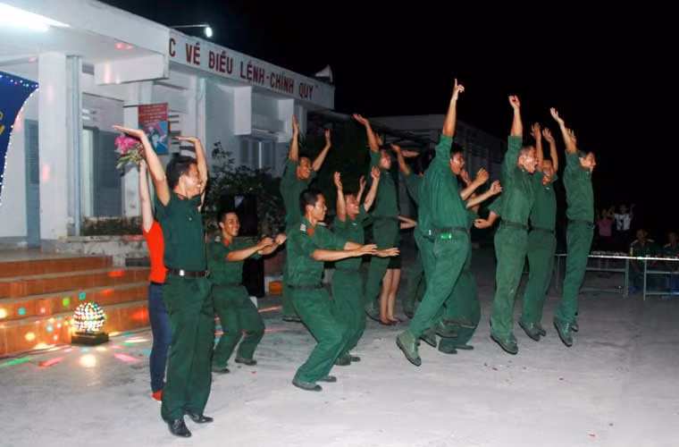 Đặc biệt, với truyền thống hàng chục năm qua, đơn vị duy trì những đêm sinh nhật đồng đội hàng quý. Được dự đêm sinh nhật đồng đội, ông Nguyễn Văn Quân, là cha của chiến sĩ Nguyễn Thành Vương xúc động chia sẻ: “Con trai tôi vừa tốt nghiệp cao đẳng y tế, nhưng xung phong vào bộ đội, hôm nay chứng kiến đêm sinh nhật đồng đội tại đơn vị, tôi vô cùng cảm động. Qua đây càng củng cố vững chắc niềm tin vào môi trường giáo dục, huấn luyện của quân đội, gia đình sẽ luôn động viên Nguyễn Thành Vương phấn đấu không ngừng, hoàn thành tốt nhiệm vụ trong thời gian quân ngũ”.