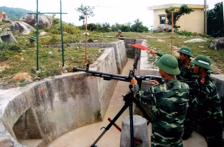 Khẩu đội đai liên 12,7mm của Đại đội huấn luyện phòng thủ đảo.