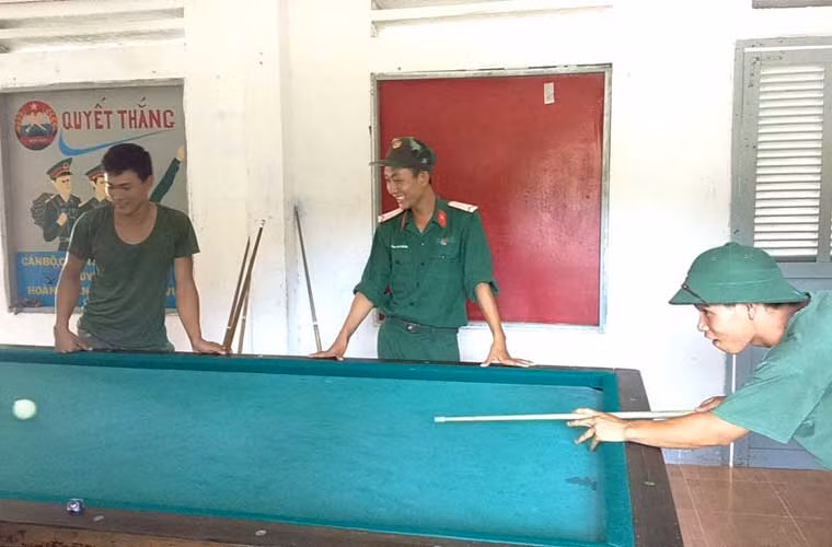 Cùng với đó, đơn vị tổ chức thường xuyên phong trào thể thao như đá bóng, bóng chuyền, chạy vũ trang, thi đấu bi da…buổi tối thì vui văn nghệ.