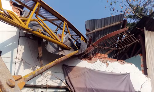 Can cau DACH Topaz Home do sap de nha dan, 2 nguoi bi thuong