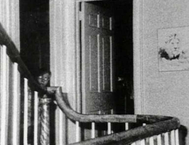 4. Bức ảnh này được chụp trong ngôi nhà Amityville Horror vào năm 1976. Nó hiện ra một cậu bé ma quái nhìn trực tiếp vào ống kính.