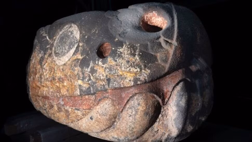 Bức tượng này đã được sơn nhiều màu sắc và được ước đoán có niên đại khoảng 500 năm, thuộc văn hóa Aztec.