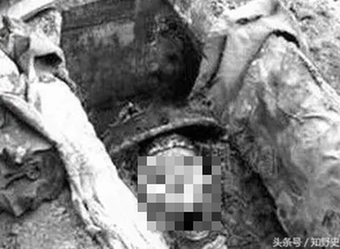 Một số chuyên gia cho rằng Lý Liên Anh có thể bị giết khi đòi nợ ở Sơn Đông. Tuy nhiên, việc ông đi đòi nợ cá nhân trong tình trạng giàu có và có địa vị không hợp lý. Những người ủng hộ quan điểm này cho rằng có lẽ ông bị giết sau khi thăm cháu gái ở Sơn Đông.