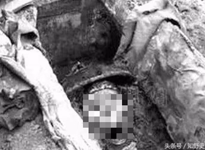 Một số chuyên gia cho rằng Lý Liên Anh có thể bị giết khi đòi nợ ở Sơn Đông. Tuy nhiên, việc ông đi đòi nợ cá nhân trong tình trạng giàu có và có địa vị không hợp lý. Những người ủng hộ quan điểm này cho rằng có lẽ ông bị giết sau khi thăm cháu gái ở Sơn Đông.