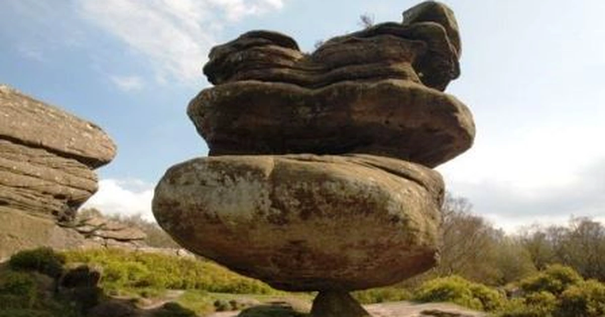 Có một lời truyền miệng rằng nếu bạn đặt tay lên tảng đá kỳ lạ và để lại điều ước, mọi mong ước của bạn sẽ trở thành hiện thực.