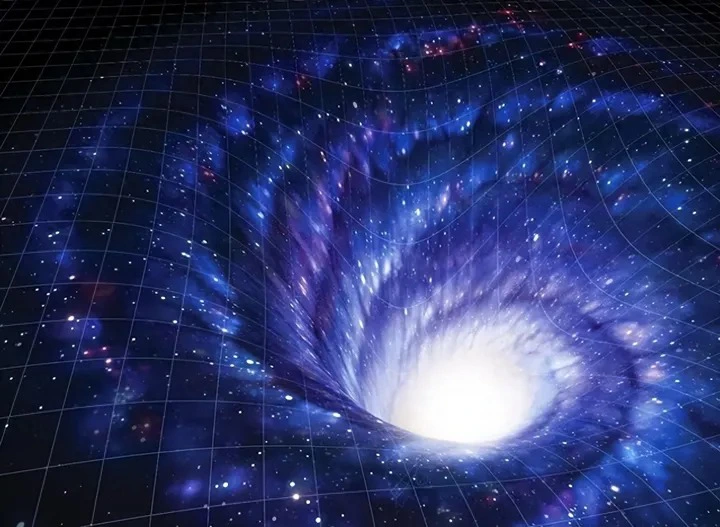 Khi một vật thể rơi vào lỗ đen, nó trải qua môi trường khắc nghiệt và hiện tượng kỳ lạ. Trường hấp dẫn tăng nhanh và làm nát vật thể thành các mảnh nhỏ. Gần lỗ đen, ánh sáng bị biến dạng tạo thành "thấu kính hấp dẫn" và thời gian bị biến dạng, trôi qua chậm so với thế giới bên ngoài.