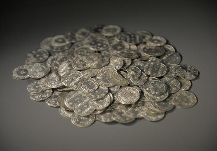 Các nhà khảo cổ cũng nghiên cứu mối liên hệ giữa kho báu này và việc đốt cháy pháo đài trong cùng thời kỳ.