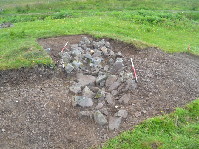 Những đồng xu bạc này được tìm thấy cách pháo đài Fyrkat Viking không xa, cả hai được cho là có niên đại từ những năm 980.