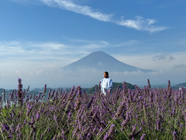 4. Công nghệ Photonic Engine: Công nghệ này giúp xử lý hình ảnh tốt hơn, mang lại màu sắc chân thực và chi tiết rõ nét trong điều kiện ánh sáng trung bình và tối.