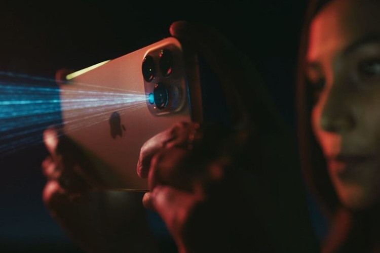 6. Cảm biến hình ảnh LiDAR: Cải thiện hiệu suất và tiết kiệm pin, giúp iPhone 15 Pro Max chụp ảnh tốt hơn trong điều kiện ánh sáng yếu.