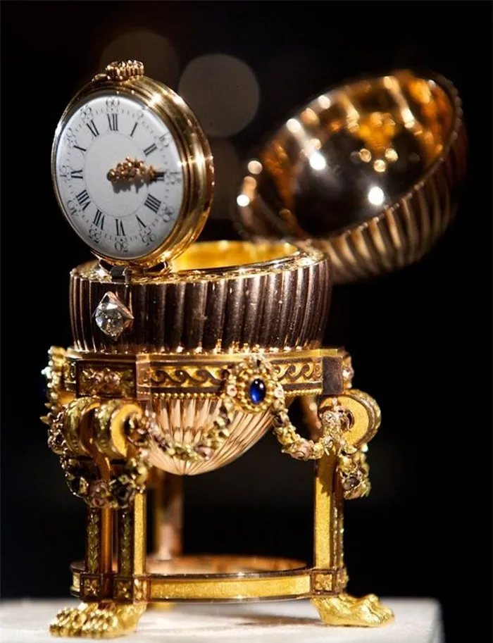 Quả trứng Faberge chứa một chiếc đồng hồ Vacheron Constantin, được đặt trên một đế bằng vàng và là món quà mà Vua Alexander III tặng cho vợ, hoàng hậu Maria Feodorovna, nhân dịp lễ Phục sinh vào năm 1887.