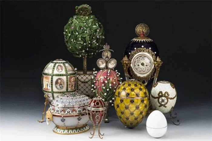 Trứng Faberge là các tác phẩm nghệ thuật được làm thủ công, sử dụng các nguyên liệu đắt đỏ như vàng, kim cương và đá quý.