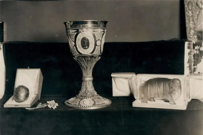 Công ty Kim hoàn Faberge do nghệ nhân Nga Peter Carl Faberge điều hành đã tạo ra những tác phẩm này từ năm 1885 đến năm 1917.