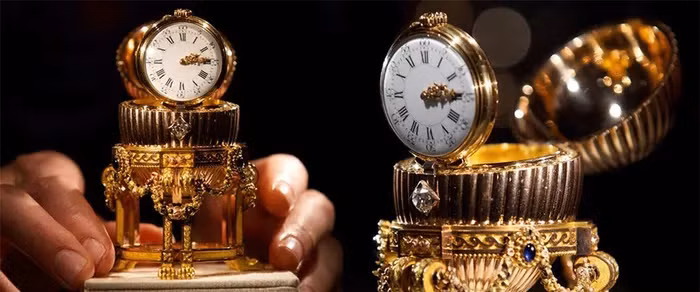 Sau đó, người thu mua phế liệu đã tìm đến nhà sưu tầm cổ vật Wartski ở Luân Đôn, Anh để xác định giá trị của quả trứng.