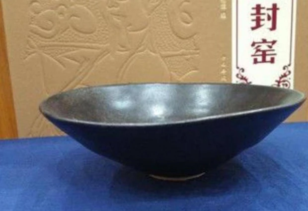 Chàng trai cảm thấy không vui vì sự chế nhạo của khán giả, nhưng sau đó, anh ta quyết định giới thiệu chiếc bát của mình.