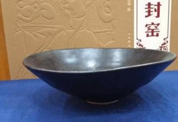 Chàng trai cảm thấy không vui vì sự chế nhạo của khán giả, nhưng sau đó, anh ta quyết định giới thiệu chiếc bát của mình.