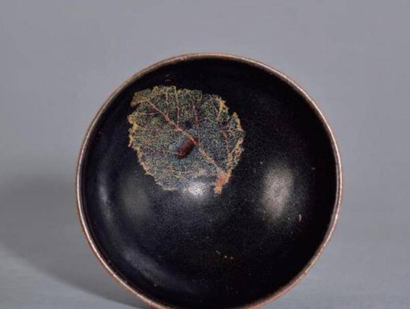 Khi nước được đổ vào, họ phát hiện một họa tiết lá mờ dưới đáy bát, giống như chiếc lá sống động.