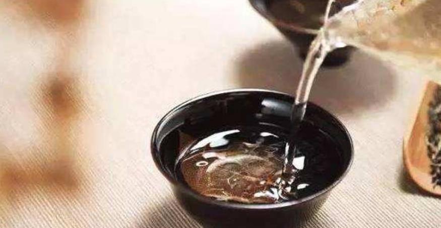 Chuyên gia thẩm định sau đó đề nghị đổ nước vào chiếc bát để kiểm tra.