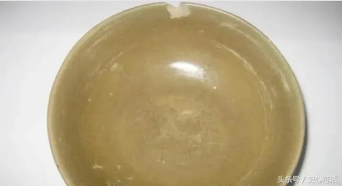 Bên trong mộ, họ tìm thấy nhiều cổ vật khác, bao gồm bình gốm và bát sứ. (Ảnh: Kknews)