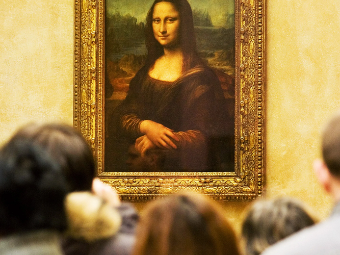 Ngày nay, Mona Lisa là bức họa giá trị nhất trên thế giới. Nụ cười bí ẩn của nàng kéo hàng triệu lượt khách du lịch đến bảo tàng Louvre mỗi năm.