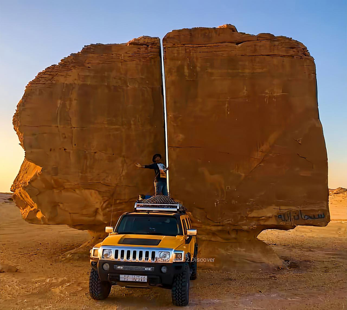 Khối đá Al Naslaa đã trở thành một điểm đến hút khách từ khắp nơi trên thế giới.