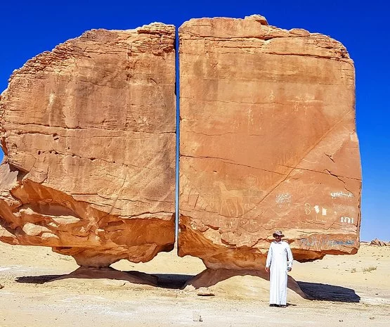 Có ý kiến cho rằng hiện tượng này có thể được giải thích bằng quá trình tự nhiên, khi nước lọt vào vết nứt trên đá, đông lạnh, và khiến vết nứt mở rộng theo thời gian.