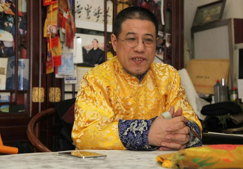 Ông tỏ rõ mình là hậu duệ đời thứ 7 của Hoàng đế Càn Long và sẽ truyền lại cho thế hệ tương lai là một vật gia truyền của gia đình, không có ý định bán hoặc giao nó miễn phí.