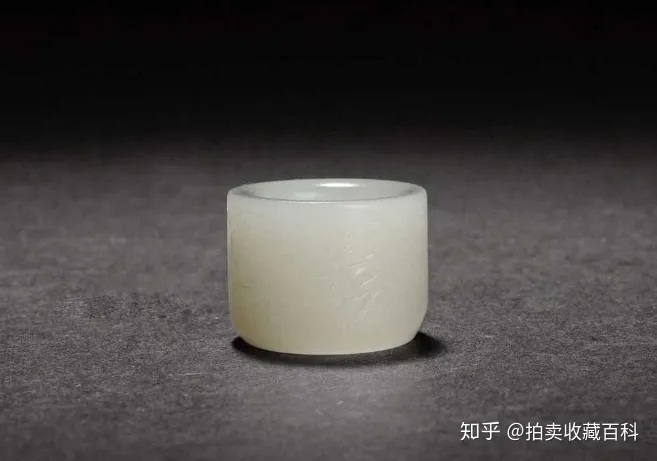 Sau khi hoạt động săn bắn và bắn cung trở nên hiếm hoi, chiếc nhẫn ngọc này trở thành một món trang sức thể hiện uy quyền.