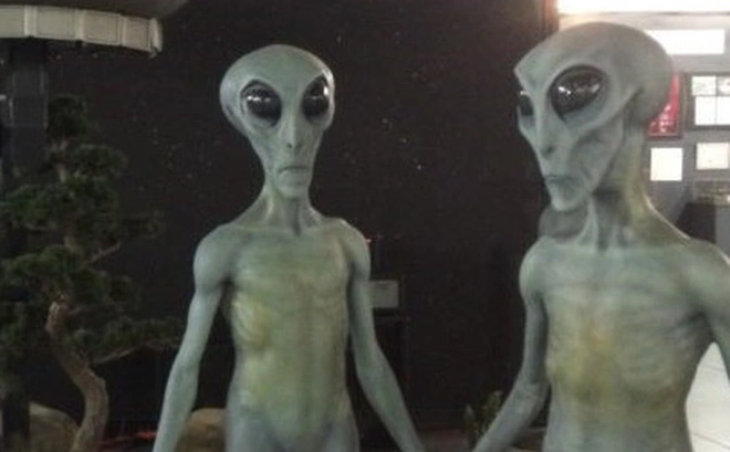 Nhớ rằng đây chỉ là sự giả định và trí tưởng tượng của con người về người ngoài hành tinh. Trên thực tế, nếu có sự sống ngoài hành tinh tồn tại, hình dạng và tính cách của họ có thể hoàn toàn khác biệt và đa dạng hơn chúng ta có thể tưởng tượng.