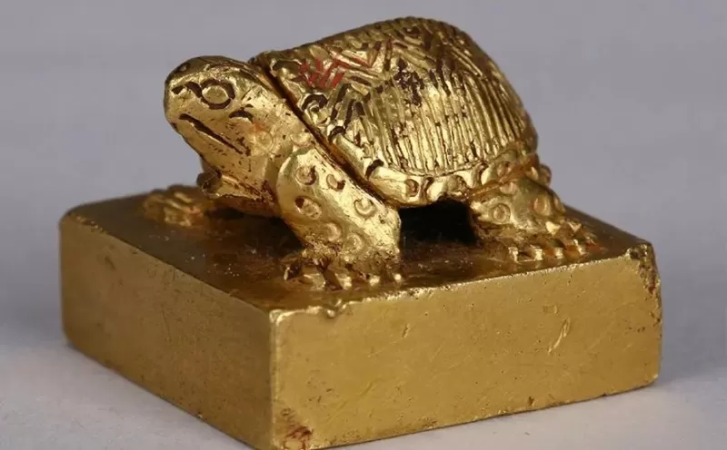 Anh đã nhận một khoản tiền thưởng và bằng khen vì đóng góp vào bảo vệ di tích văn hóa.