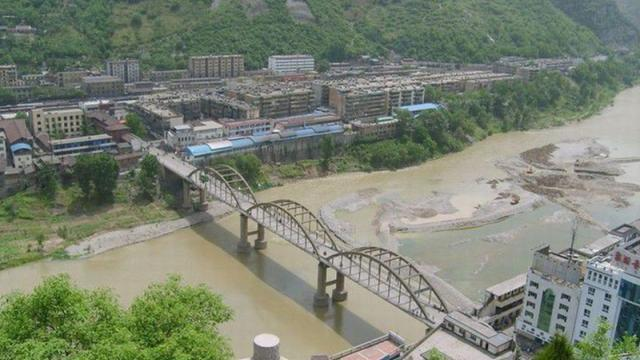 Một ngư dân tên Lưu Định Toàn ở Trung Quốc phát hiện một " con rùa nhỏ" khi đánh cá dưới sông Gia Lăng.