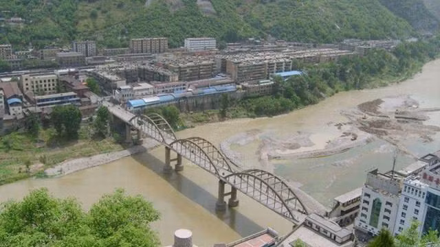 Một ngư dân tên Lưu Định Toàn ở Trung Quốc phát hiện một " con rùa nhỏ" khi đánh cá dưới sông Gia Lăng.